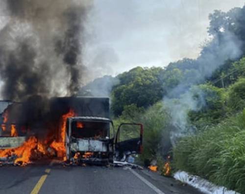 En un tramo de la carretera Nueva Italia-Uruapan, en Michoacán, un camión fue incendiado por un grupo armado en respuesta al despliegue de mil elementos del Ejército y 700 policías estatales en la región de la Tierra Caliente.