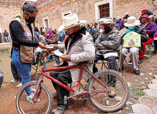 Personas mayores de 65 años de edad de comunidades rurales de Zacatecas reciben su Pensión para el Bienestar en el municipio de Genaro Codina. El gobierno federal anunció que en los municipios de Pinos, Río Grande, Tabasco, Fresnillo, Villa de Cos, Genaro Codina y Jerez se distribuyeron más de 10 millones de pesos del bimestre julio-agosto.