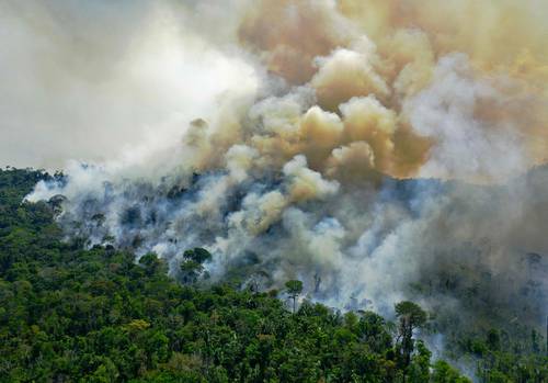 Área en llamas de la reserva de la selva, al sur de Novo Progresso en Pará, Brasil, captada en agosto de 2020.