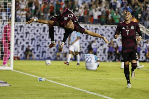 Orbelín Pineda (10) selló el partido en que Rogelio Funes Mori (11), recién nacionalizado mexicano, aportó un doblete y ayudó a sacar del bache a la selección mexicana.