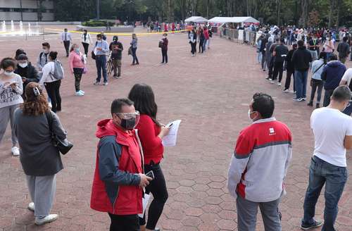 En la explanada de la alcaldía Benito Juárez se forman largas filas de personas que acuden a realizarse la prueba de detección del Covid-19.
