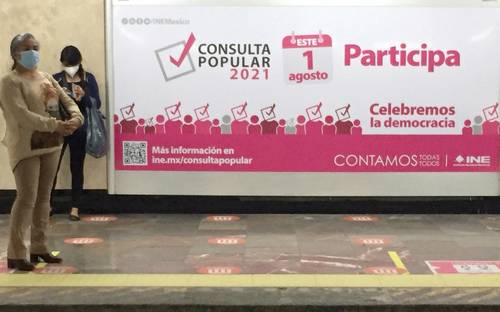 BANDERAZO A LA PROMOCIÓN DE LA CONSULTA. El INE comenzó ayer a promover el ejercicio del próximo 1º de agosto sobre el enjuiciamiento a ex presidentes. La imagen, en el Metro Zapata.
