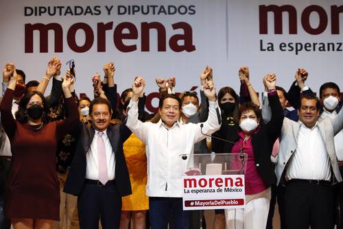 Los diputados electos Ignacio Mier y Sergio Gutiérrez (en los extremos); Mario Delgado, presidente de Morena, y Eloísa Vivanco, presidenta de la Comisión Nacional de Honestidad y Justicia, al finalizar la reunión en un hotel capitalino.