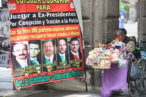 Brigadas cívicas colocaron lonas alusivas a la consulta popular en diferentes puntos de la Ciudad de México.
