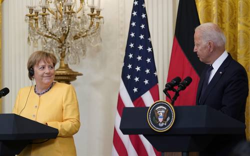 El presidente estadunidense, Joe Biden, recibió ayer a la canciller federal alemana, Angela Merkel, en la Casa Blanca, en la que probablemente fue la última visita oficial de la gobernante al país aliado. Los temas en la agenda fueron la pandemia y el ascenso de China. También se reunió con la vicepresidenta Kamala Harris. Después de 16 años con Merkel al timón, muchos en Washington y otras capitales se preguntan cuál será el rumbo de Alemania después de la próxima elección.