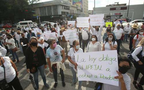 Pensionados y trabajadores en activo bloquearon ayer la avenida Federalismo, en Guadalajara, para manifestar su descontento con la administración del Instituto de Pensiones del Estado de Jalisco.