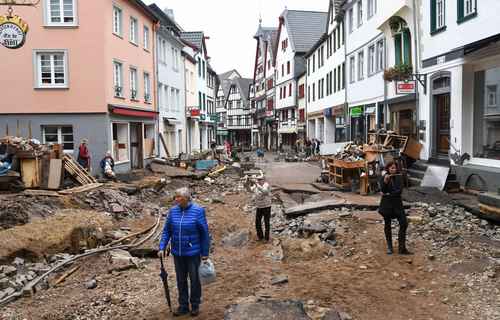 Escombros en la zona peatonal de Bad Muenstereifel, en el oeste de Alemania, afectado por un temporal que ha provocado inundaciones y derrumbes.