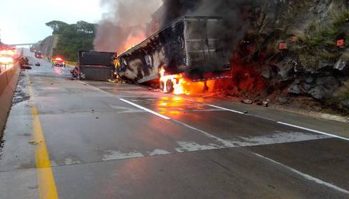 Bomberos intentan sofocar el incendio provocado por el impac-to de un tráiler contra otro, en el macroperiférico del municipio de Tlajomulco.