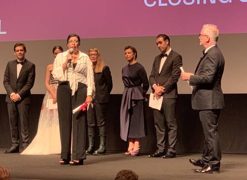 Al centro, la directora Tatiana Huezo al recibir la distinción en el Festival de Cine de Cannes.