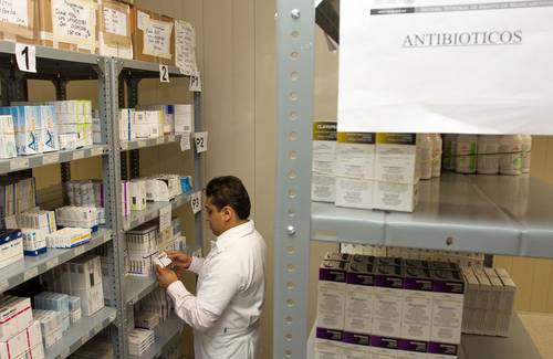 La OMS calcula que para 2050 ningún fármaco será útil si no se ataca el problema. En la imagen, una farmacia del Issste.