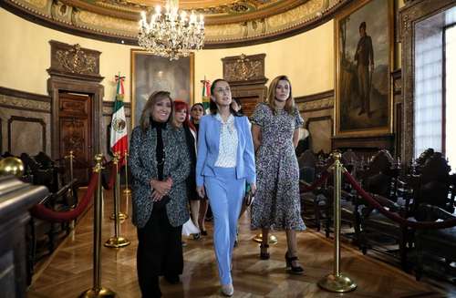  La jefa de Gobierno, Claudia Sheinbaum (centro) y las gobernadoras electas de Baja California, Marina del Pilar Ávila (derecha) y de Tlaxcala, Lorena Cuéllar (izquierda), seguidas de las próximas mandatarias de Campeche, Layda Sansores; de Colima, Indira Vizcaíno y de Guerrero, Evelyn Salgado, en el recorrido por el Museo de Cabildos del Palacio del Ayuntamiento. Foto La Jornada