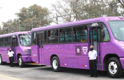 El gobierno capitalino dio ayer el banderazo de salida, en el Metro Politécnico, a las primeras unidades que sustituirán 347 microbuses.