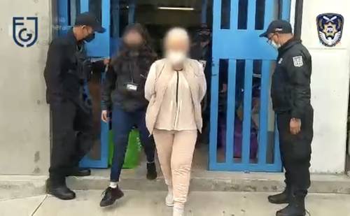 Tras 20 días de cárcel preventiva, Alejandra Barrios Richard (centro), lideresa de ambulantes y ex diputada del PRI, salió ayer a las 13:30 horas del Centro Femenil Santa Martha, a cumplir prisión domiciliaria y enfrentar el proceso en su contra por los delitos de extorsión y robo.