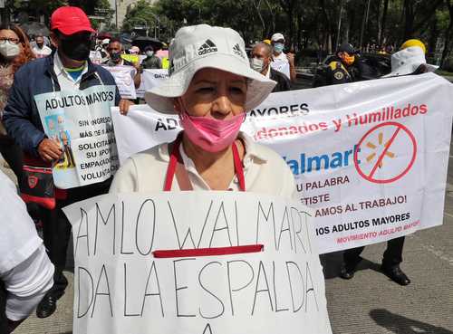 Adultos mayores que trabajan de empacadores voluntarios para la cadena de supermercados Walmart, durante la movilización que emprendieron el 23 de junio.