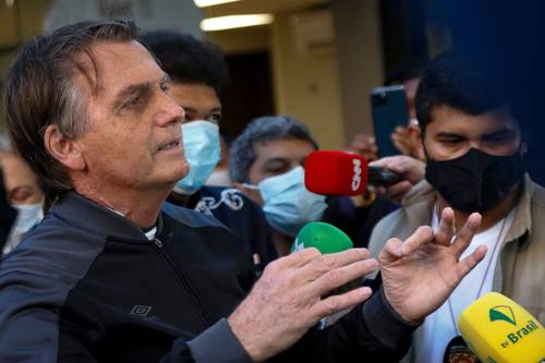 El presidente de Brasil, Jair Bolsonaro, abandonó ayer el hospital de Sao Paulo tras cuatro días de tratamiento por complicaciones derivadas del apuñalamiento que sufrió cuando era candidato en 2018. En improvisada rueda de prensa informó a periodistas que hoy estará en Brasilia, aunque seguirá bajo observación médica.