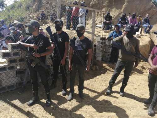 A la entrada de la comunidad de San José Tercero, municipio de Pantelhó, Chiapas, unos 100 hombres armados que integran el grupo Autodefensas del Pueblo El Machete hicieron ayer su primera aparición pública y manifestaron su apoyo a los habitantes de 86 localidades.