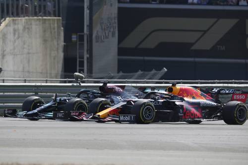 “Veo celebraciones desde el hospital de un comportamiento irrespetuoso y antideportivo”, declaró Max Verstappen, cuyo Red Bull se impactó tras el contacto en la primera vuelta con el auto de Hamilton, penalizado con 10 puntos por la maniobra, pero a la postre ganó la carrera en el circuito de Silverstone.