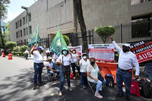 Los pensionados exigen que les sean devueltos los recursos de la subcuenta de cesantía y vejez de la Afore a pesar de que es improcedente.