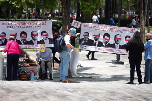 Actividad informativa en un módulo promotor de la consulta de juicio político a ex presidentes, el domingo en el centro de la capital de la República.