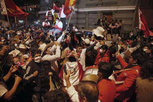 Partidarios celebraron anoche la victoria de Pedro Castillo, quien asumirá la presidencia de Perú el próximo día 28.