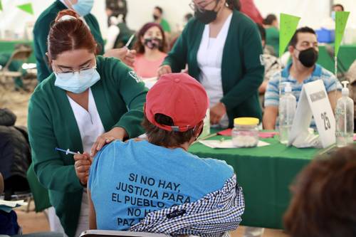 Un total de 130 mil 134 capitalinos de 50 a 59 años de edad completarán su esquemade vacunación contra el Covid-19, con la aplicación de la segunda dosis de la vacuna Sputnik V que se inició este lunes en las alcaldías Iztacalco y Álvaro Obregón. La imagen, en el Estadio Olímpico Universitario.