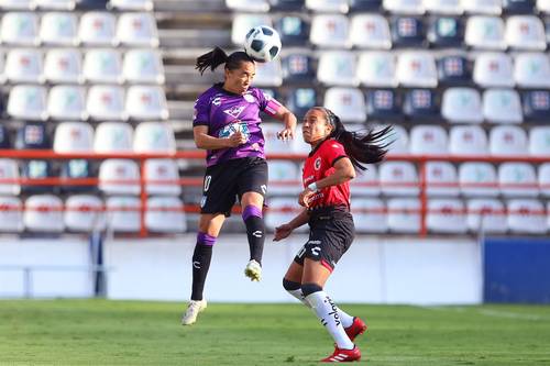 La experimentada jugadora de las Tuzas del Pachuca Mónica Ocampo (izq.) generó diversas oportunidades de gol, pero no logró perforar el arco de las Xolas de Tijuana.