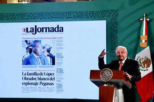 En la mañanera, el presidente Andrés Manuel López Obrador pidió desplegar la imagen de la edición de ayer de este diario, en la que se da cuenta del espionaje contra él y su familia.