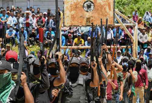 Integrantes del nuevo grupo de autodefensas denominado El Machete desfilan durante su presentación en el municipio de Pantelhó, Chiapas, el 18 de julio pasado.