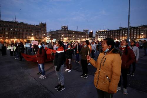 Los estudiantes se manifestaron con antorchas frente a Palacio Nacional, a fin de solicitar una audiencia con el Presidente y dialogar sobre la situación legal de 95 de sus compañeros.