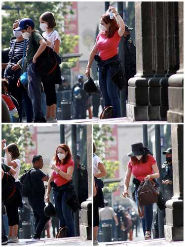 Una mujer se desinfecta al salir del Metro Zócalo, en el Centro Histórico de la Ciudad de México, antes de iniciar sus actividades laborales, durante la contingencia sanitaria por el Covid-19, que mantiene en amarillo el semáforo epidemiológico.