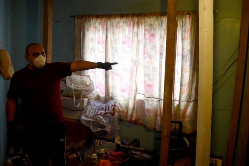 Un habitante del barrio San Miguel muestra las grietas en el interior de su vivienda. Para evitar que colapsen intentan apuntalar-las, incluso con muebles pesa-0dos.