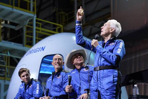  Los viajeros en rueda de prensa. Foto Afp