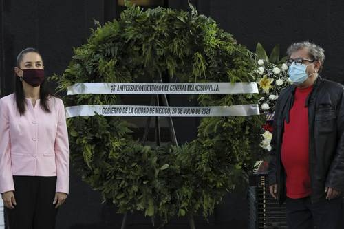 Claudia Sheinbaum, jefa de gobierno de la Ciudad de México, y Paco Ignacio Taibo II, director del Fondo de Cultura Económica, montaron una guardia de honor frente a la cripta que guarda los restos de Doroteo Arango en el Monumento a la Revolución.