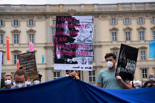 Manifestantes afuera del Foro Humboldt exigen restituir arte a sus países de origen.