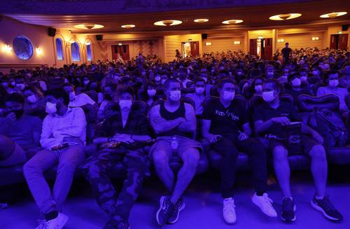 La gente espera el inicio de la proyección de estreno de Kaamelott, cinta dirigida por el francés Alexandre Astier, en el cine Grand Rex de París.