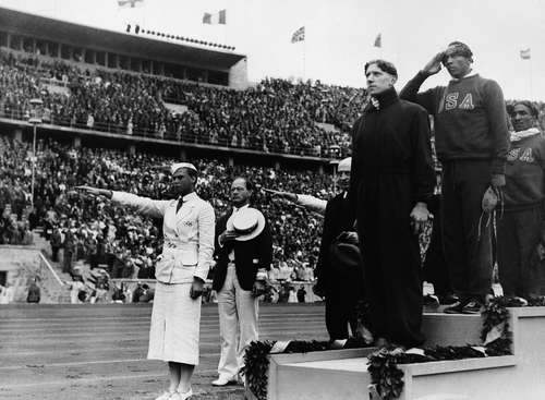 El estadunidense Jessie Owens (centro) se volvió legendario como hito contra el racismo cuando desafió la soberbia nazi al triunfar en los 100 metros en los Juegos Olímpicos de Berlín 1936. Lo flanquean el holandés Tinus Osendarp (izquierda), ganador de la plata, y su compatriota Ralph Metcalf, bronce.