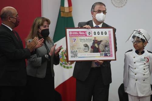 HOMENAJE A EL LIBERTADOR. El canciller Marcelo Ebrard (derecha) y la diectora de la Lotería Nacional, Margarita González Saravia, develaron el billete dedicado a Simón Bolívar.