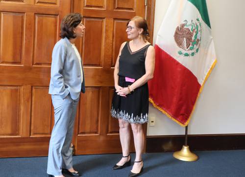 La titular de la Secretaría de Economía, Tatiana Clouthier, y Gina Raimondo, secretaria de Comercio de Estados Unidos, durante una reunión en Washington, donde trataron temas de estacionalidad, azúcar, y cadenas de suministro.