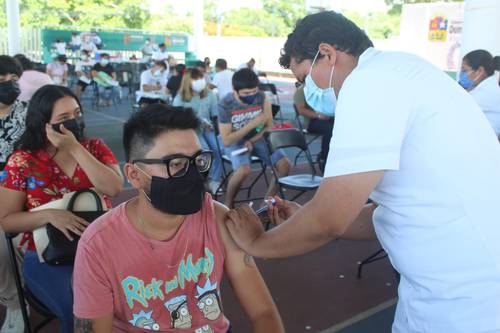 Jóvenes de entre 18 y 29 años de edad recibieron ayer la primera dosis del biológico AstraZeneca contra el Covid-19 en el gimnasio Jacinto Canek, en Cancún, Quintana Roo. Aunque es un grupo poblacional numeroso en el estado, pocos han acudido a inmunizarse.