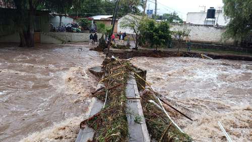 El río La Pasión, en Tizapán el Alto, Jalisco, se desbordó por las fuertes lluvias que cayeron la madrugada del miércoles y al menos 20 casas resultaron afectadas.