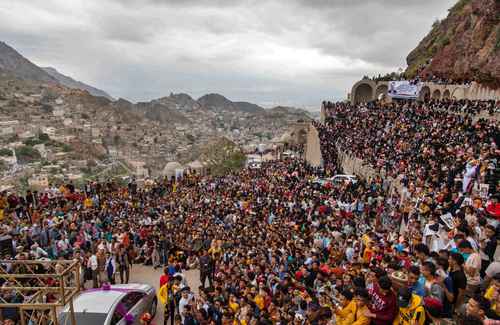 Yemeníes se reúnen en la histórica ciudadela del siglo XII de al-Qahira, en Yemen, durante las celebraciones de la fiesta musulmana de Eid al-Adha, conocida como el Festival del Sacrificio.