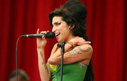La cantante británica Amy Winehouse, durante una presentación de 2007 en el festival de música de Glastonbury, en Pilton.