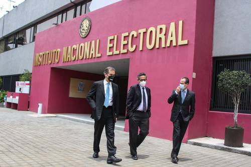 Lorenzo Córdova, primero de izquierda a derecha, señaló que las conductas del PVEM fueron “orquestadas para violar la ley”, en una operación “desleal, alevosa y ventajosa” para el partido.