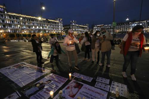 EN EL ZÓCALO, EN BÚSQUEDA DE JUSTICIA. Familiares de víctimas partieron de la Torre del Caballito en una movilización denominada “Marcha del silencio por las personas desaparecidas”.