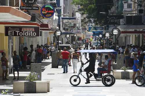 El canciller cubano, Bruno Rodríguez, emplazó a cualquier entidad a presentar pruebas sobre los presuntos desaparecidos tras la protesta del pasado día 11. La imagen, ayer en un barrio de La Habana.