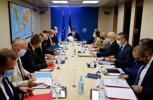 El presidente francés, Emmanuel Macron (al centro), flanqueado por miembros del gobierno, durante una reunión de seguridad nacional para discutir el software espía Pegasus en la sala Júpiter del Palacio del Elíseo, ayer en París.