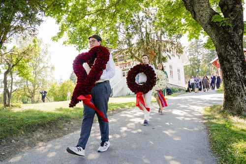 Noruega recordó ayer el décimo aniversario del ataque terrorista de Utoya que dejó 77 muertos. El programa de conmemoración comprendió una ceremonia en el distrito gubernamental de Oslo, misa en la catedral y una recepción en el ayuntamiento. El príncipe Haakon de Noruega declaró que es responsabilidad de todos “trabajar a diario contra las fuerzas extremistas de derecha”. La premier Erna Solberg dijo que los atentados representaron “un ataque a la democracia”. El agresor, Anders Behring Breivik, detonó primero un coche bomba en Oslo y después condujo hasta la isla de Utoya, donde disparó contra los participantes del campamento anual para las juventudes del Partido Laborista.