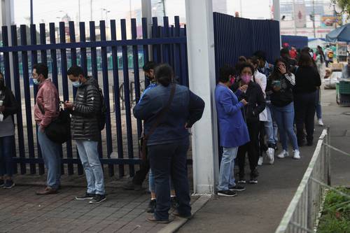 En el centro comercial Forum Buenavista se registró ayer una gran afluencia de personas que acudieron para hacerse la prueba de Covid-19; provenientes del estado de México, que el lunes pasará a semáforo naranja, algunos se formaron desde las 5 de la mañana.