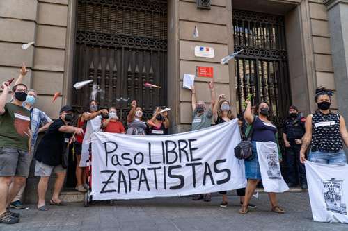 s Integrantes de la Asamblea catalana de apoyo al viaje de los zapatistas a Europa protestan en el consulado de Francia en Barcelona para pedir que garanticen la entrada a territorio francés de la delegación del EZLN. Los funcionarios se negaron a recibirlos.