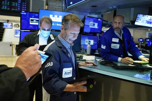 Las acciones en la bolsa de Nueva York ganaron ayer por cuarta sesión consecutiva y llevaron a los tres principales índices a máximos históricos. El Dow Jones subió 0.68 por ciento y llegó a 35 mil 61.69 unidades; el S&P 500 ganó 1.02 por ciento a 4 mil 411.81 puntos y el Nasdaq sumó 1.04 por ciento a 14 mil 836.99 unidades. Los operadores miran ahora a la reunión de política monetaria de la Fed de la próxima semana y a los reportes que entregarán grandes empresas, como Tesla, Apple, Google, Microsoft y Amazon.